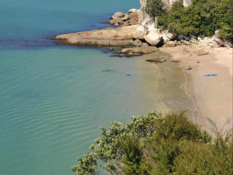 970 Lonely Bay Lodge Cooks Beach Dış mekan fotoğraf